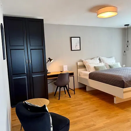 Im Gruenen Am Stadtrand, 50 M2, Eigener Garten Mit Terrasse, Eigener Eingang, Kostenloses Parken شقة