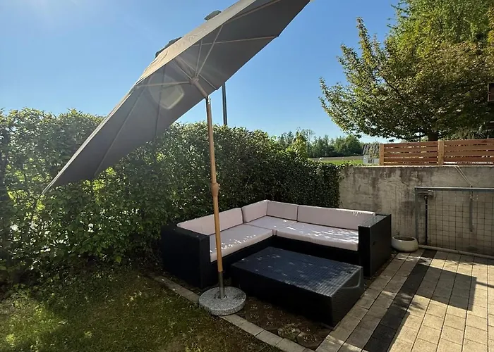 Grüne Stadtoase: Gartenwohnung Mit Parkplatz *